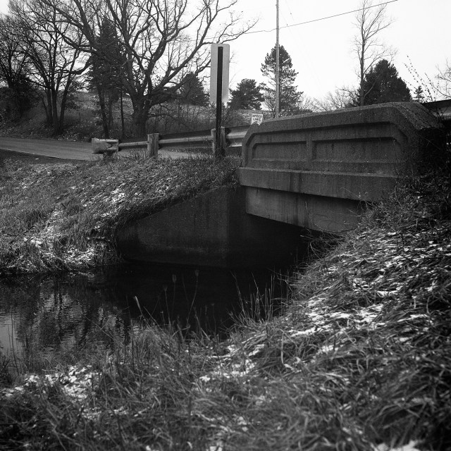 Black and white photo of bridge